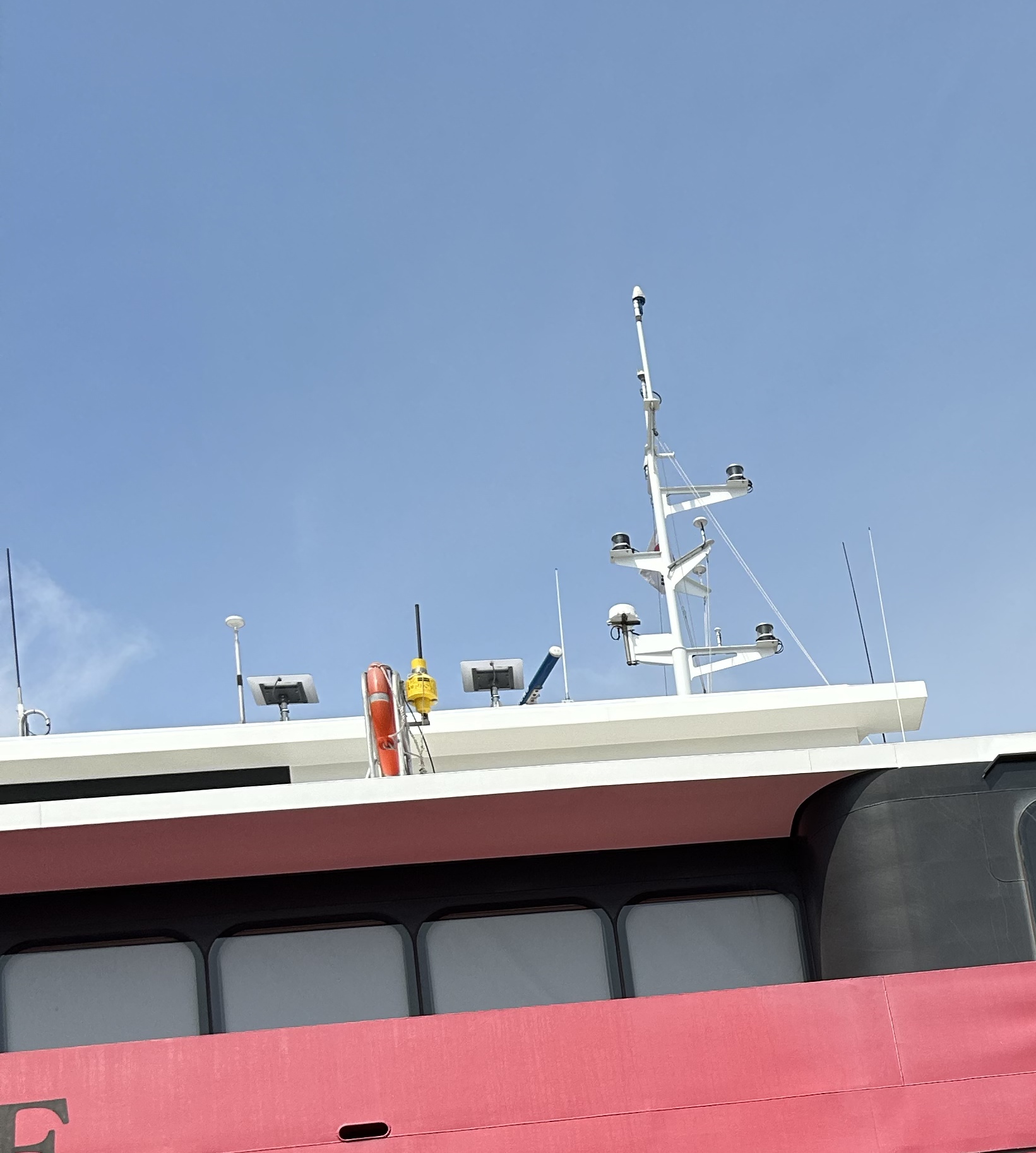 船顶上两个疑似 Starlink 的设备